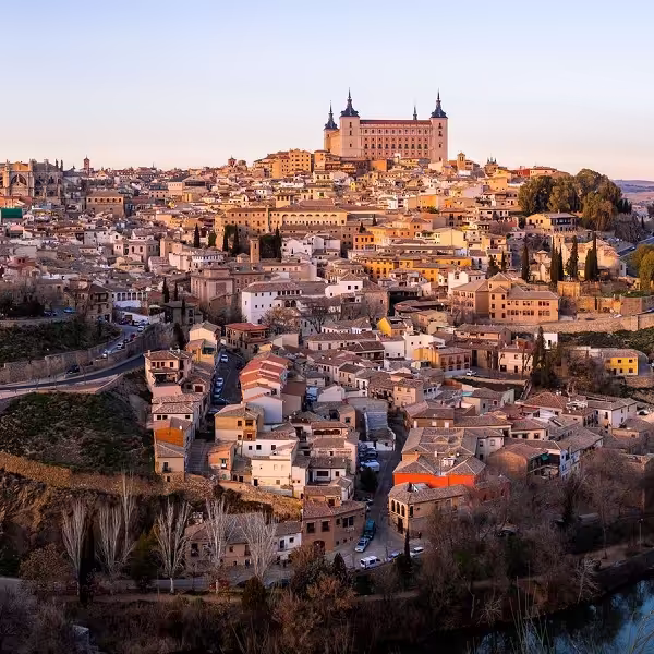 Vista lateral de la bella ciudad de Toledo con el Alcázar en lo más alto