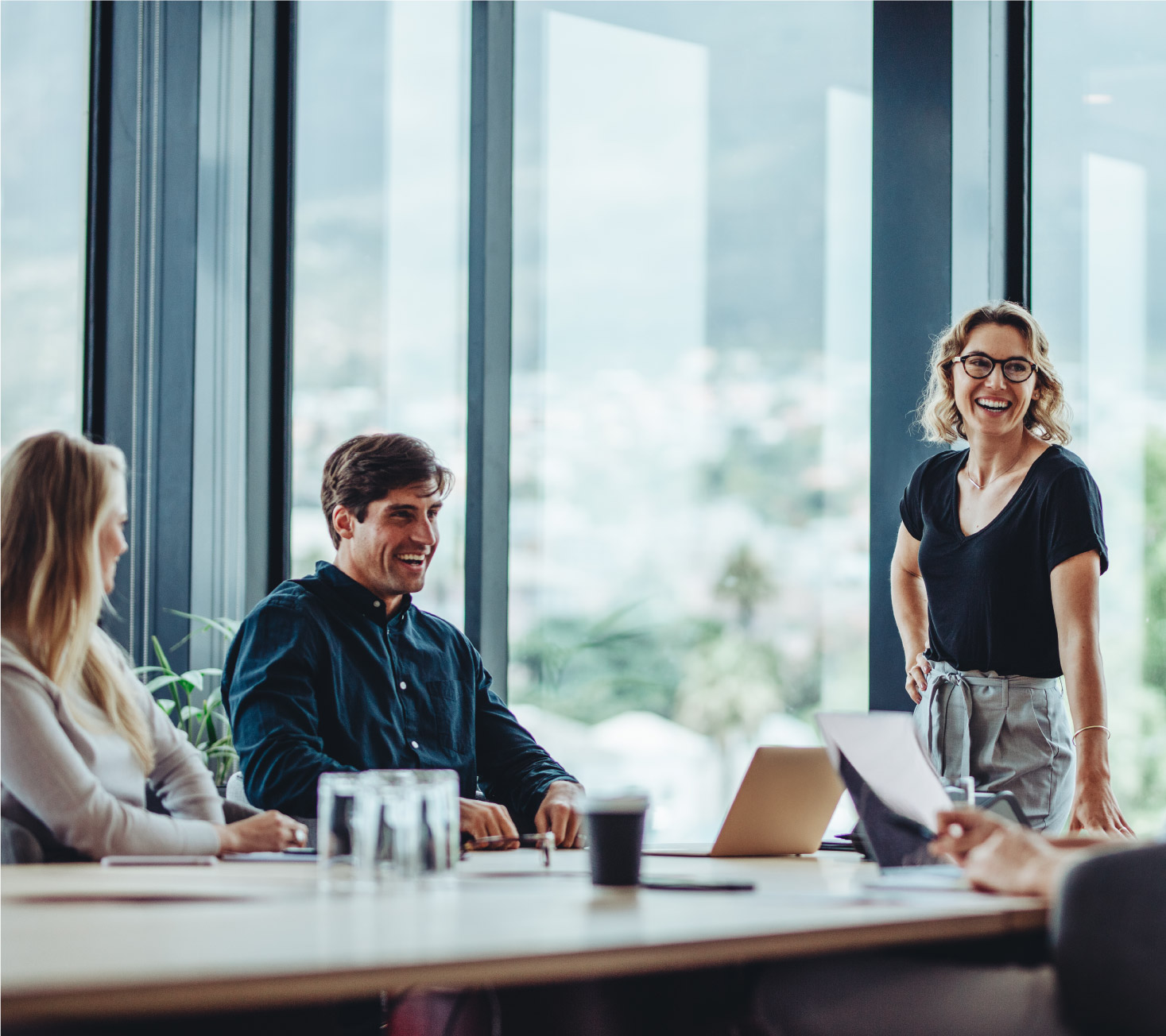 Professionelle Besprechung in einem modernen Konferenzraum, die den Start eines Webdesign-Projekts symbolisiert.