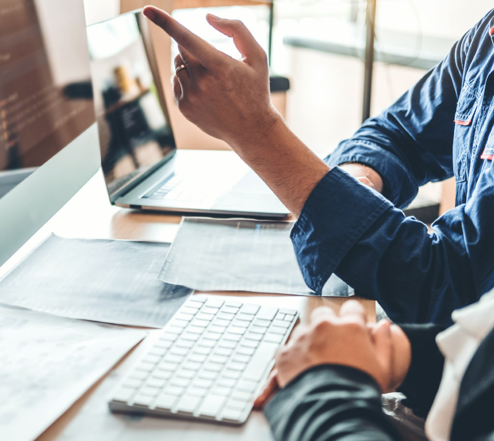 Entwickler arbeiten an moderner Webtechnologie mit Computern und technischen Tools für zuverlässige Umsetzung.
