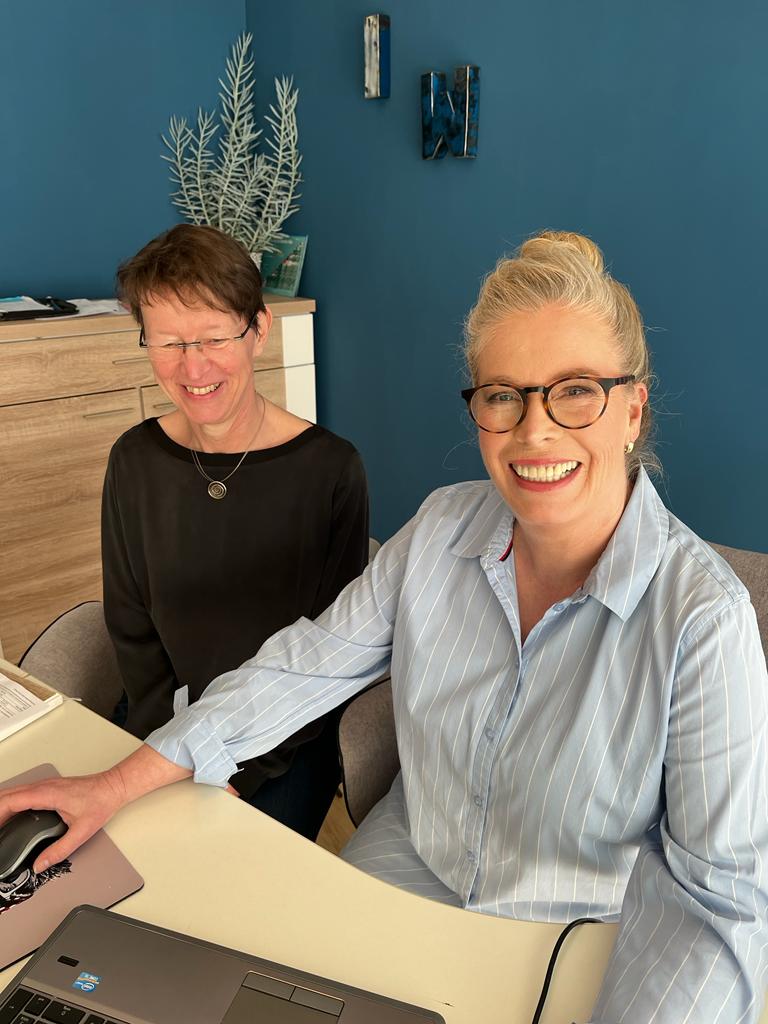 Inge Wiesner - arbeitet lächelnd mit einer zufriedenen Kundin zusammen