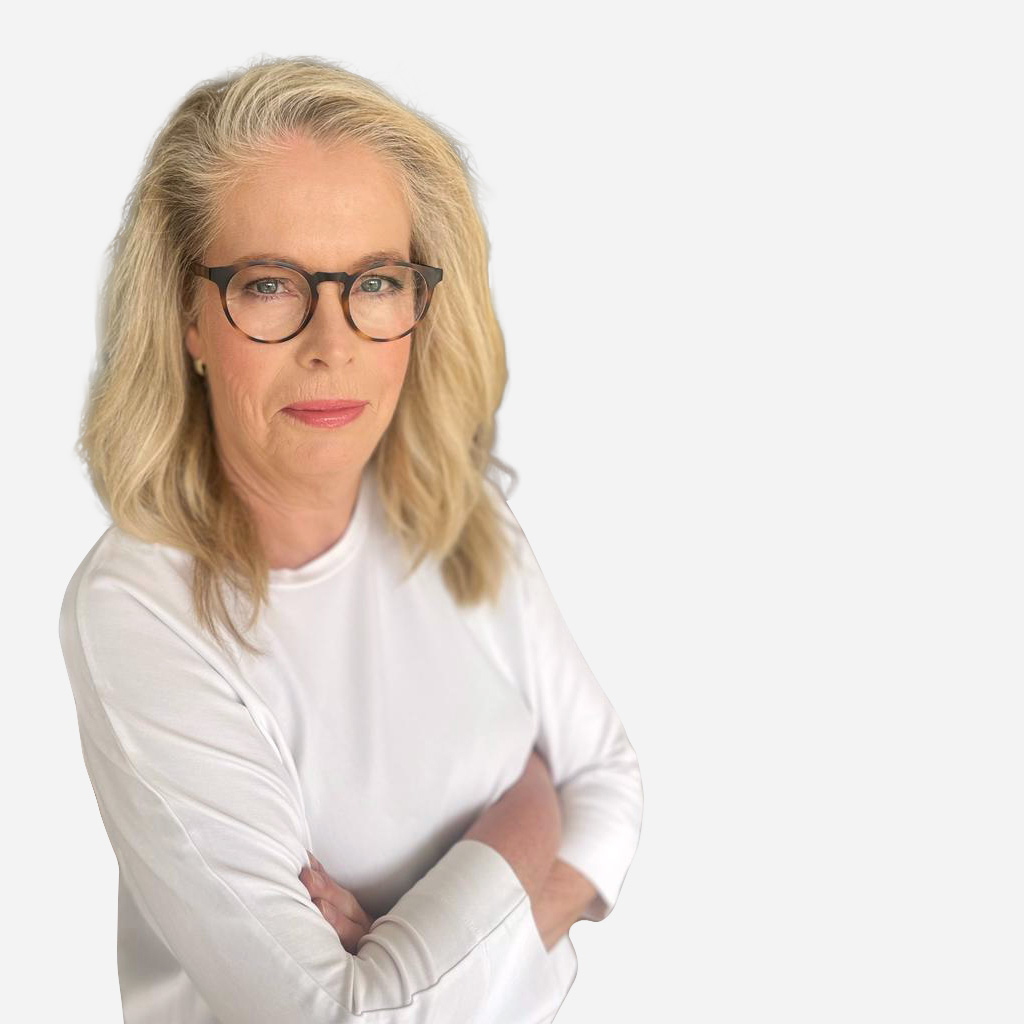 Inge Wiesner freundliches Portrait mit verschränkten armen und schaut nach rechts