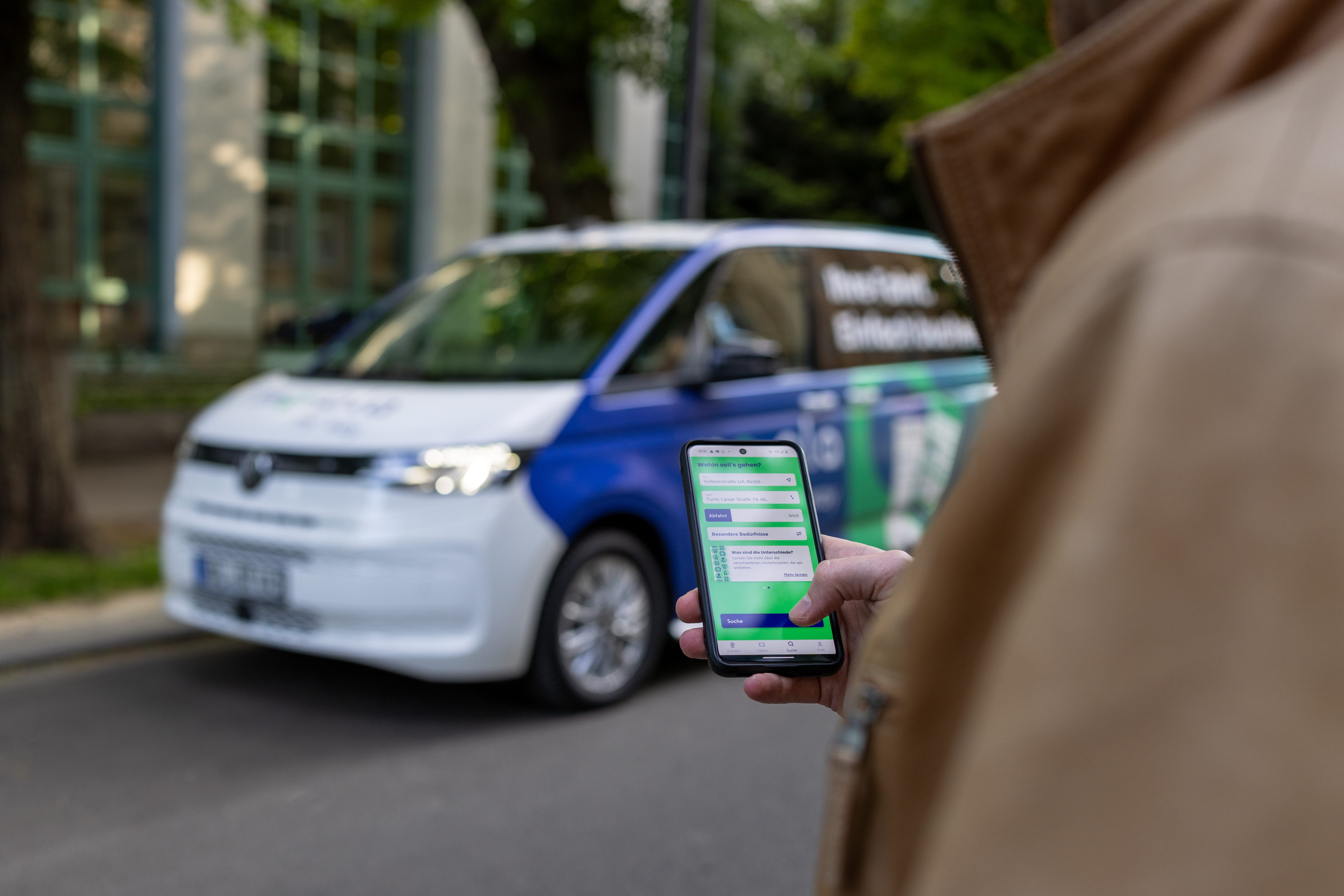 frau nutzt kreditkarte zur zahlung in der app