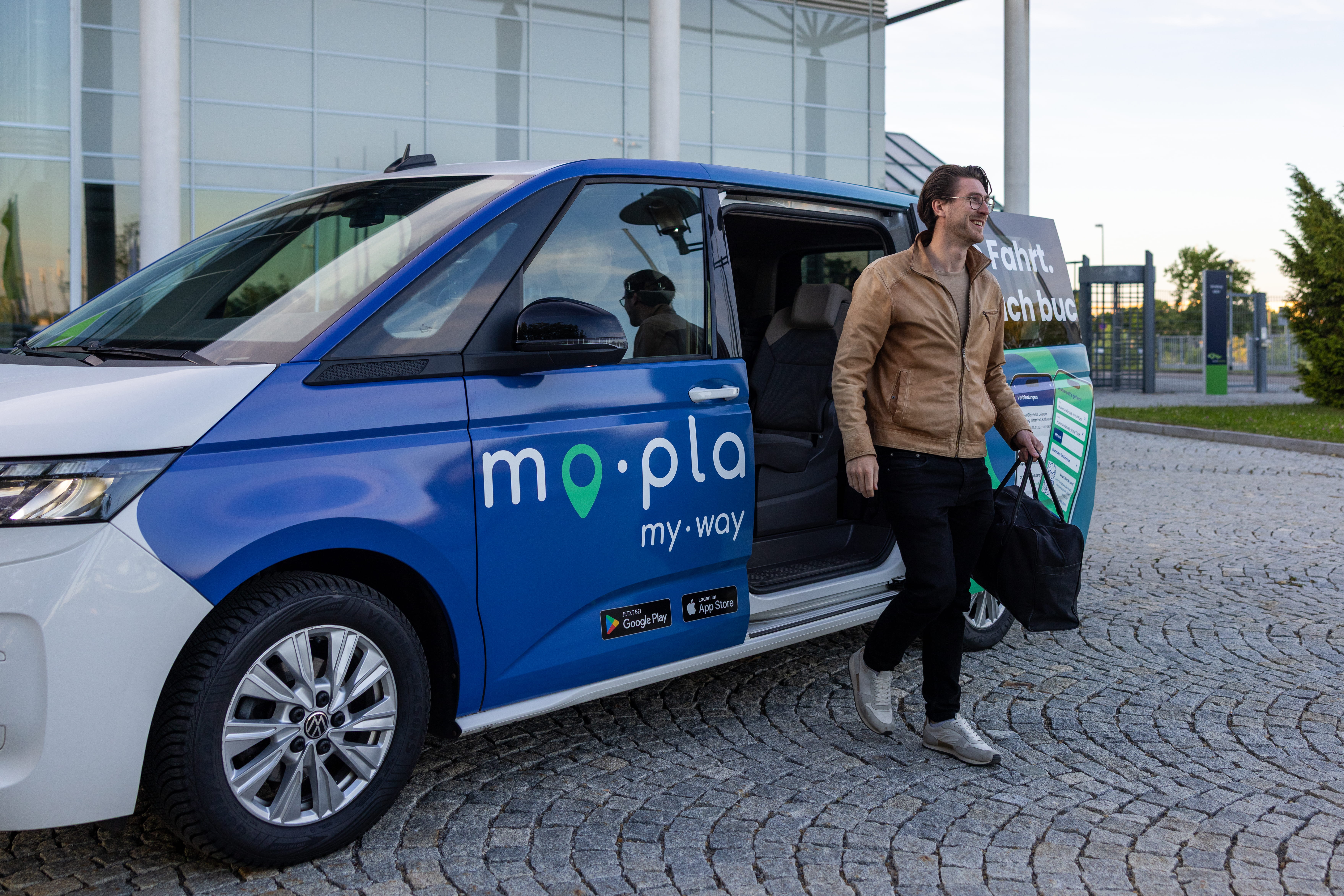 entspannter fahrgast nutzt die my.way app