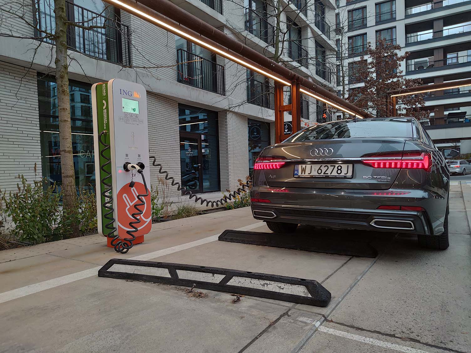 Audi A6 50 TFSi e quattro - ładowanie
