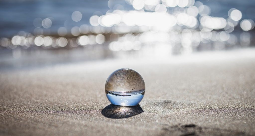 Glaskugel am Strand