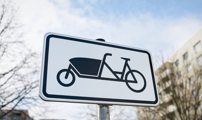 street sign to mark cargo bike parking area