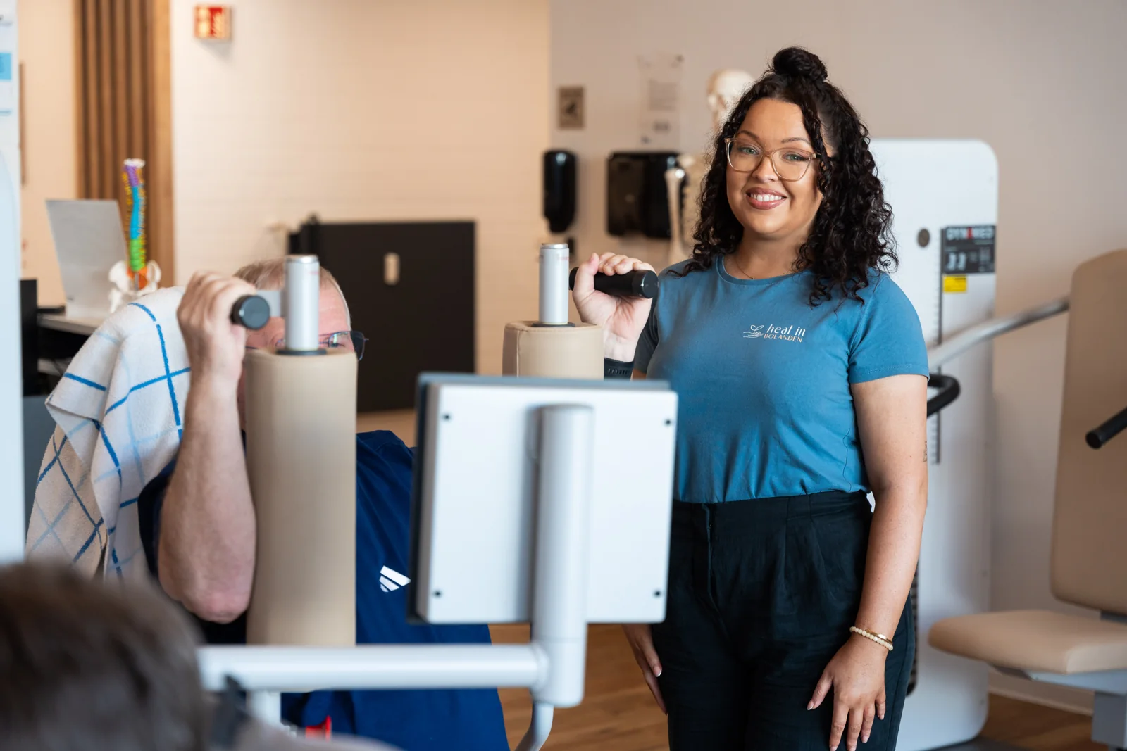 Persönlich begleitetes Training an einem Gerät bei heal in