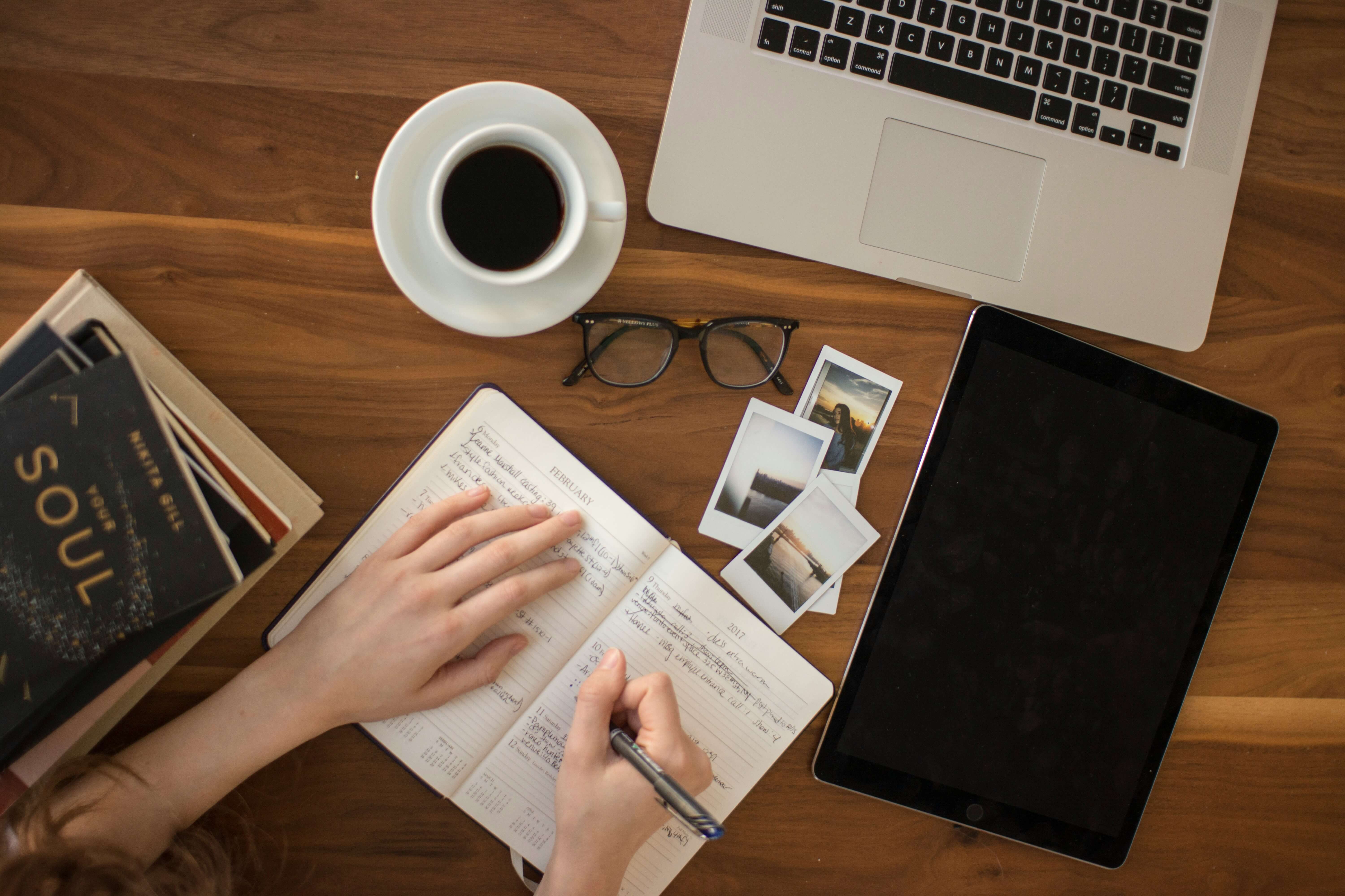 10 Social Media Hooks That Grab Attention Fast (With Templates)