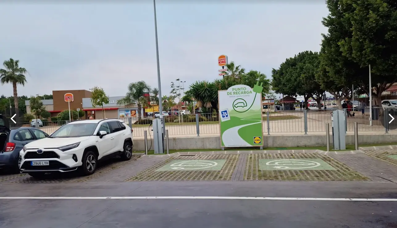 Punto de recarga coche eléctrico Málaga supermercado Lidl