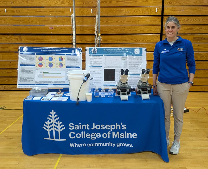 A woman standing next to table booth
