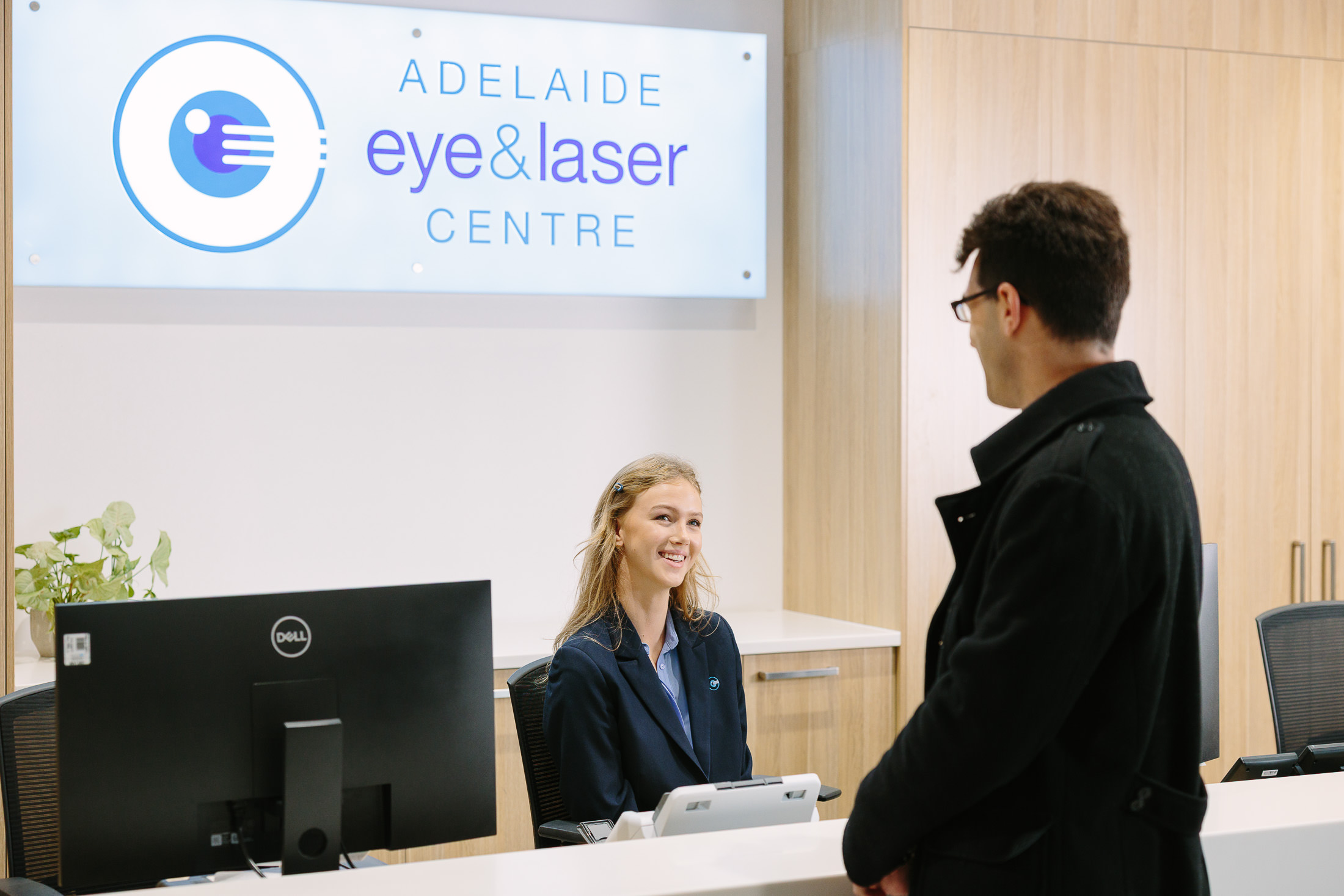 Adelaide brand photography - natural client interaction with friendly staff in a healthcare practice. Palms Photography - Dave Pascoe