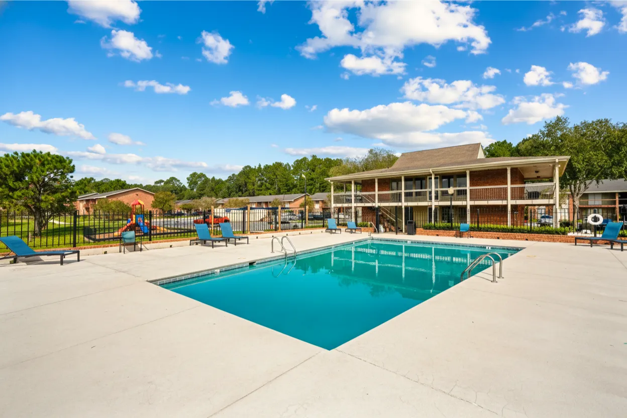 Lakeside Lakeview apartments in Valdosta, GA