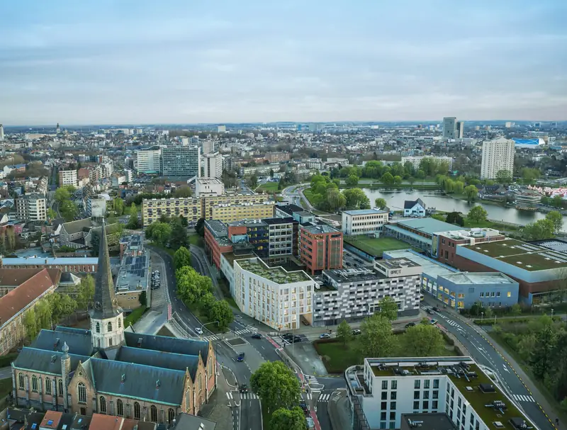 Luchtbeeld van Gent met Pulse 9000, de omliggende campusgebouwen en de Watersportbaan