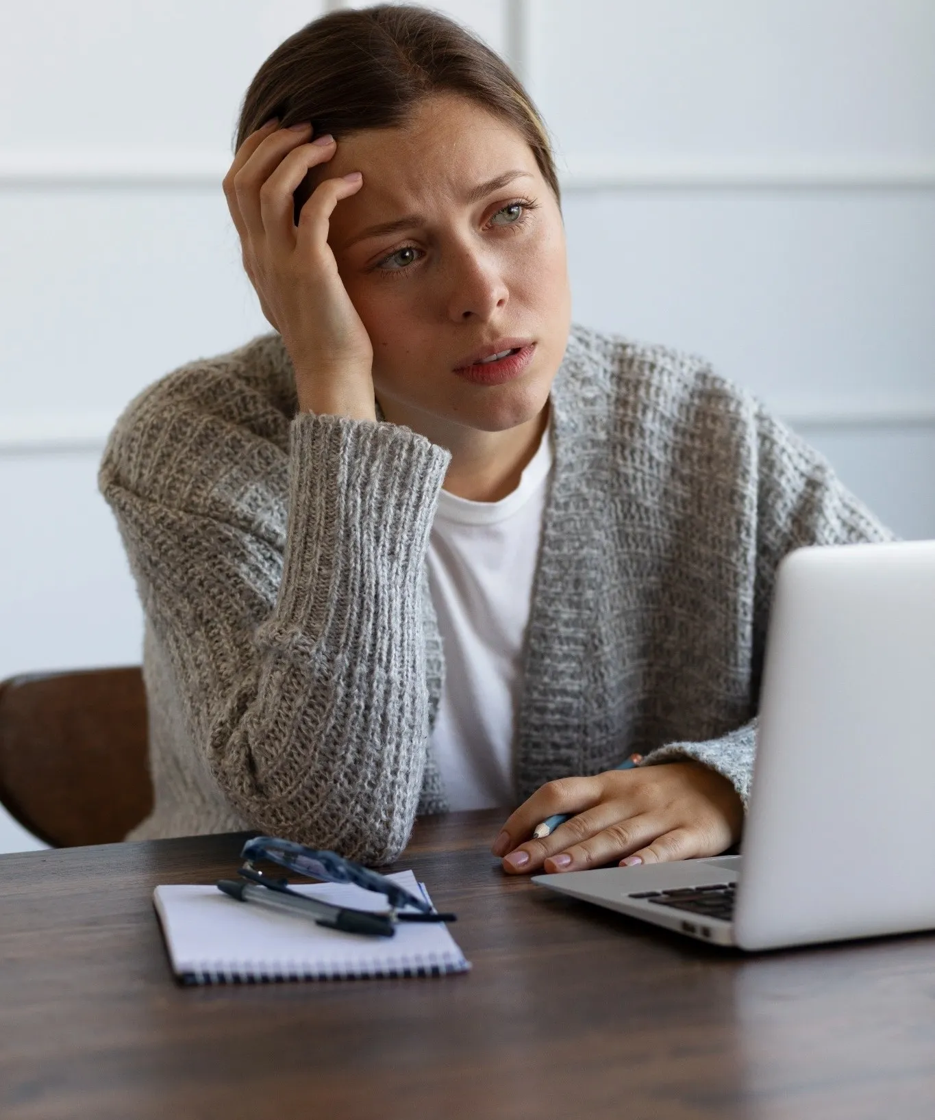 Mujer con estrés en el escritorio