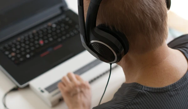 A person using a screenreader to access a manufacturer's website