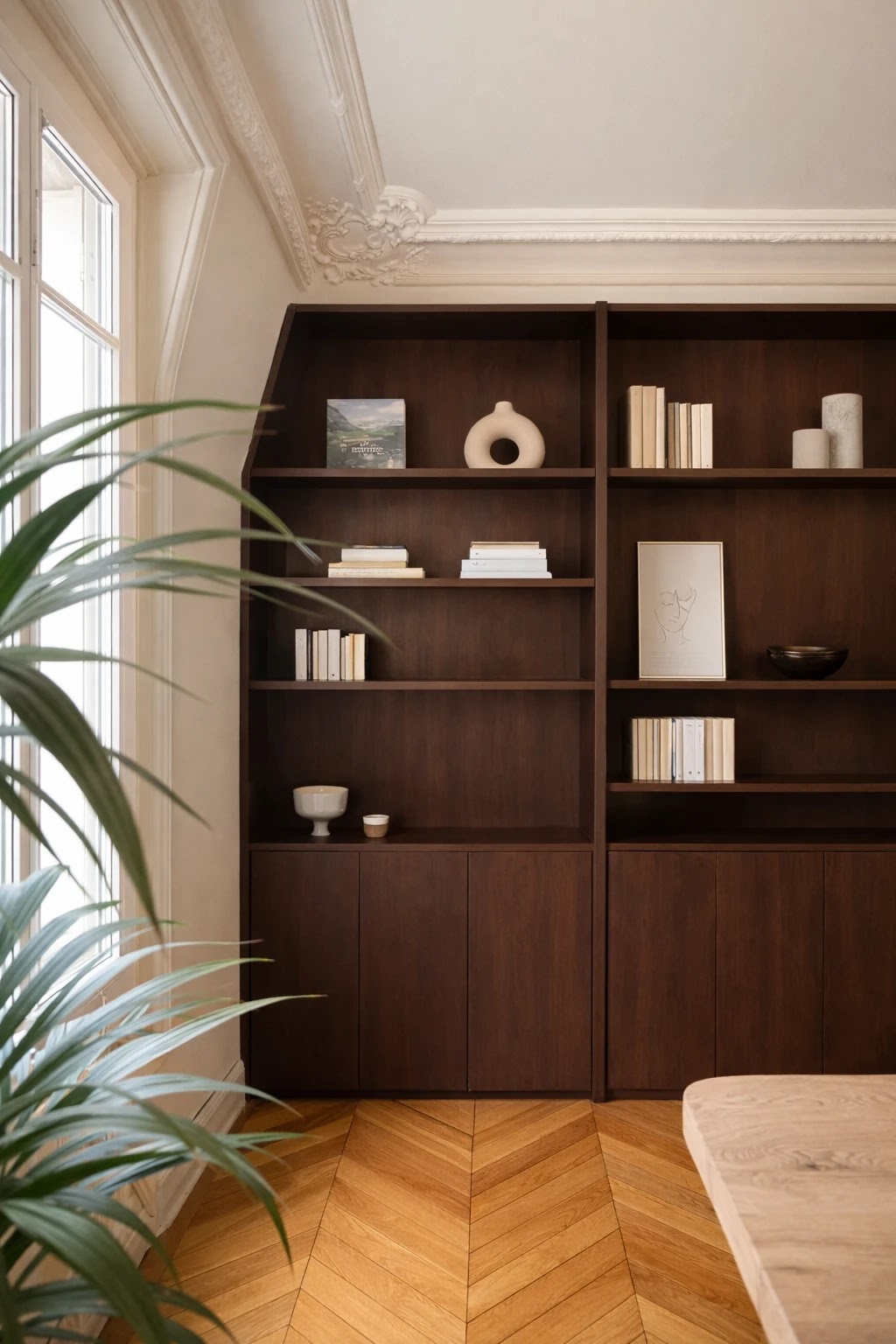 Bibliothèque en bois sur mesure et parquet en point de Hongrie dans l’appartement Ledru Rollin