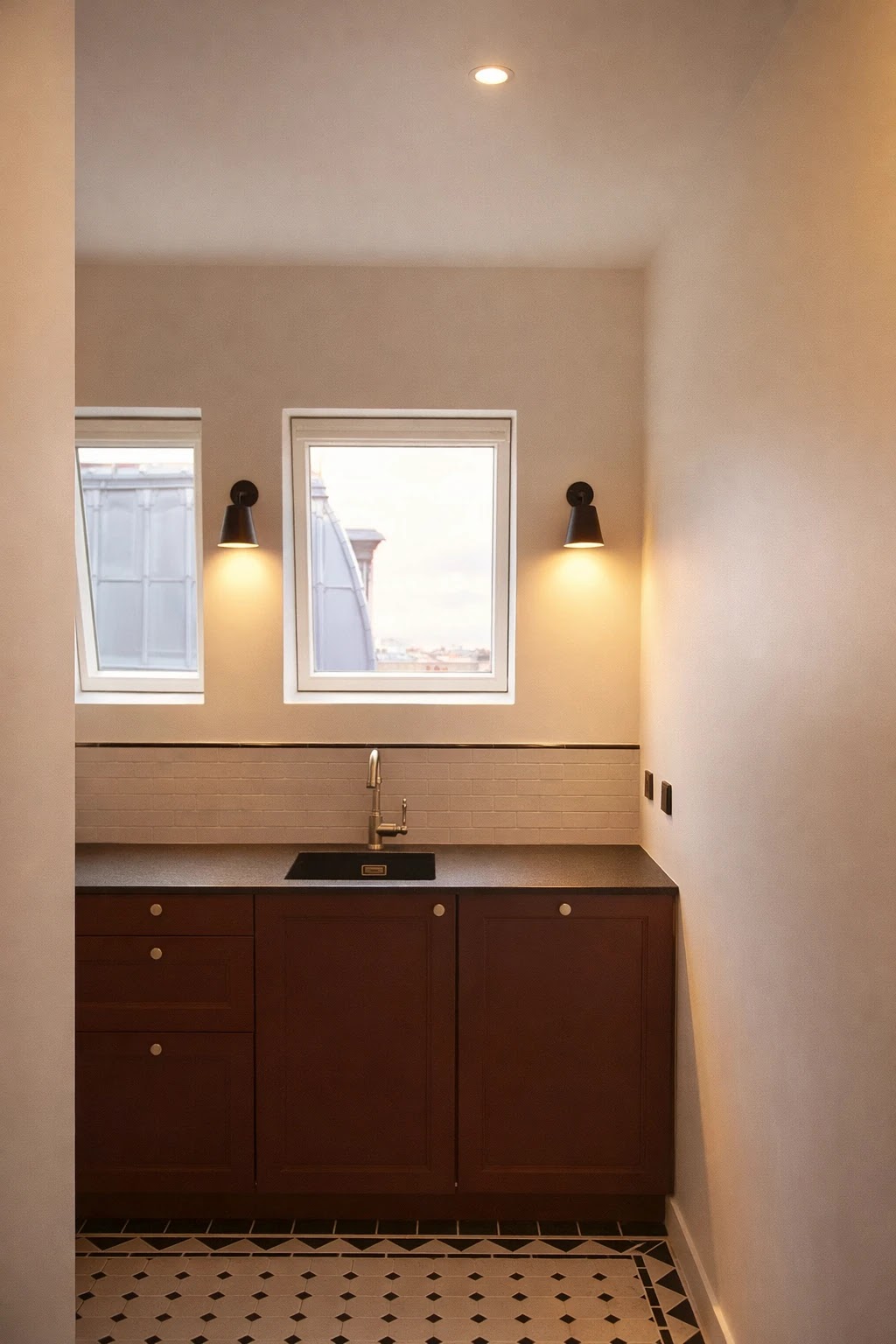 Pièce d’eau rénovée avec mobilier en bois, plan sombre et sol à cabochons