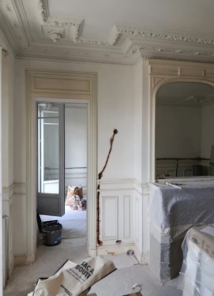 Chantier dans l’appartement haussmannien avec moulures et boiseries conservées
