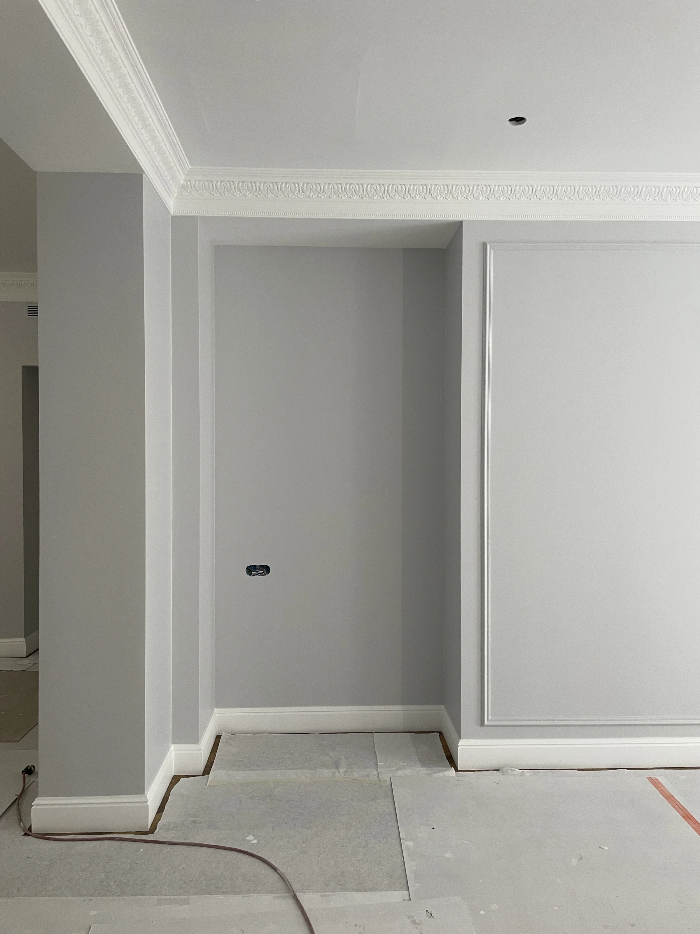 Détail du chantier de la boutique François 1er avec niche murale et moulures