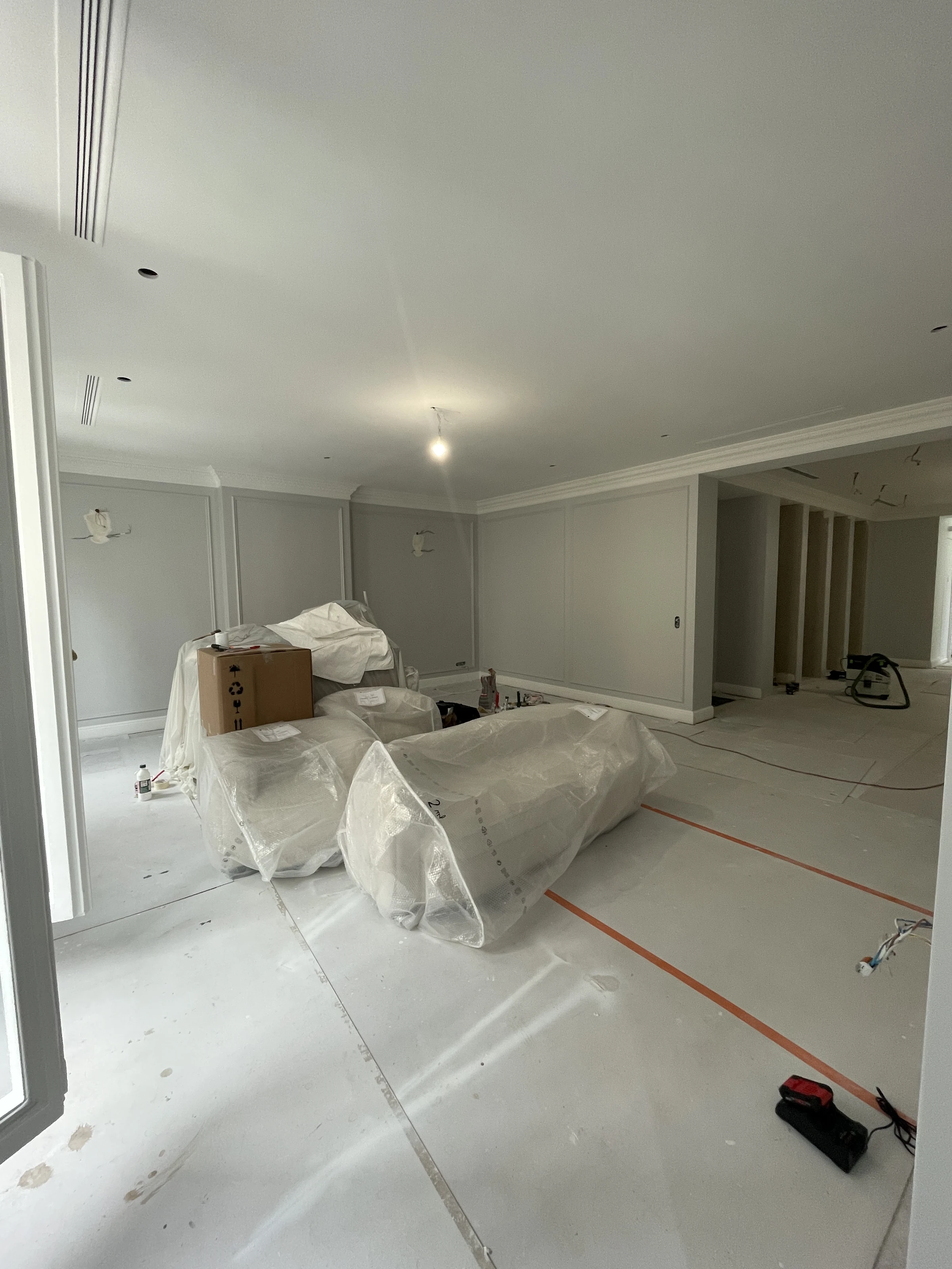 Vue du chantier de la boutique François 1er avec boiseries et mobilier protégé