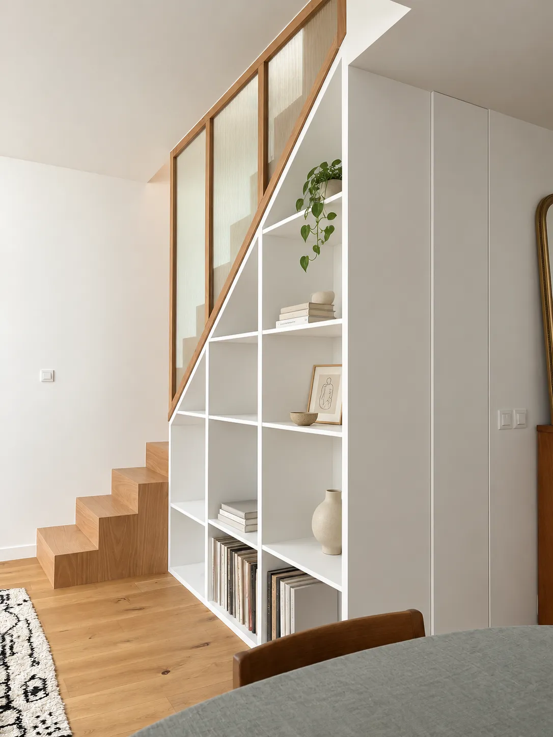Escalier en bois et bibliothèque sur mesure dans un appartement rénové à Montreuil