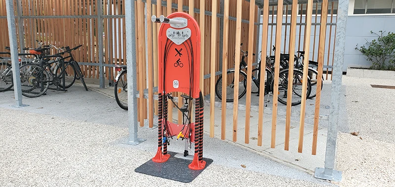 Quels sont les avantages d'installer une station de réparation, gonflage en complément d'un abri à vélo ?