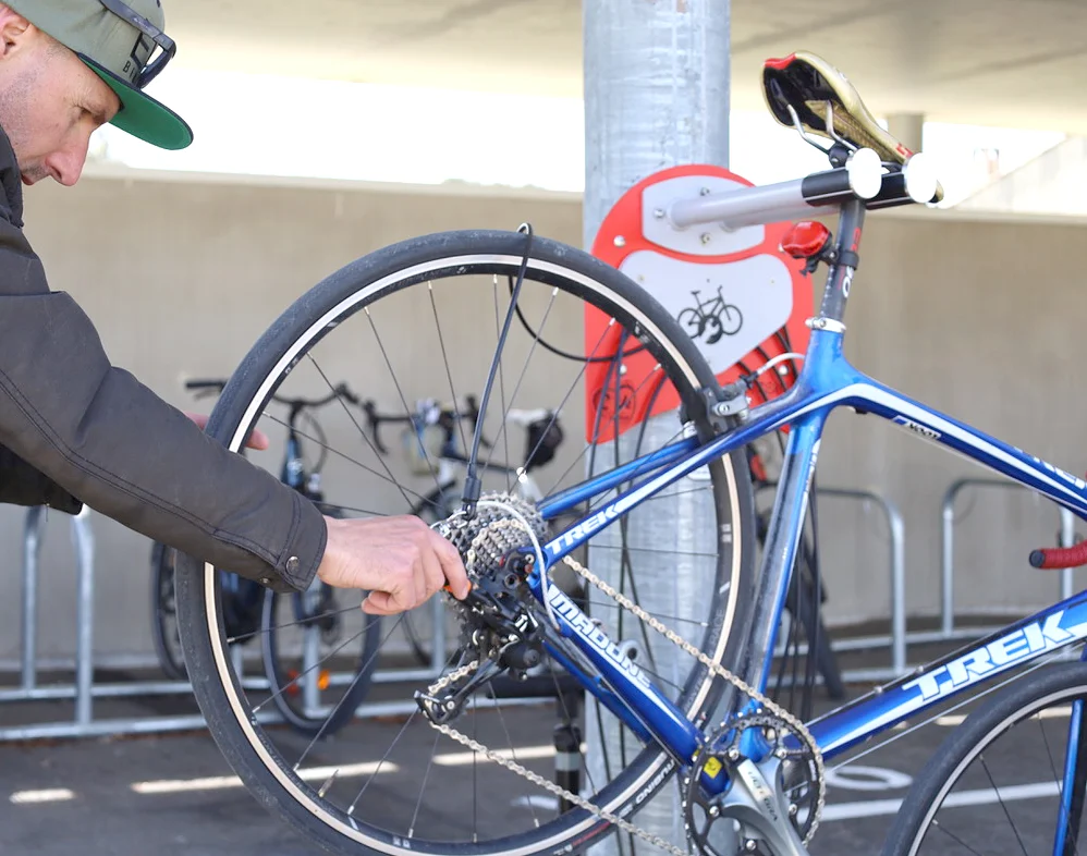 Découvrez les avantages d'une station de réparation vélo murale.