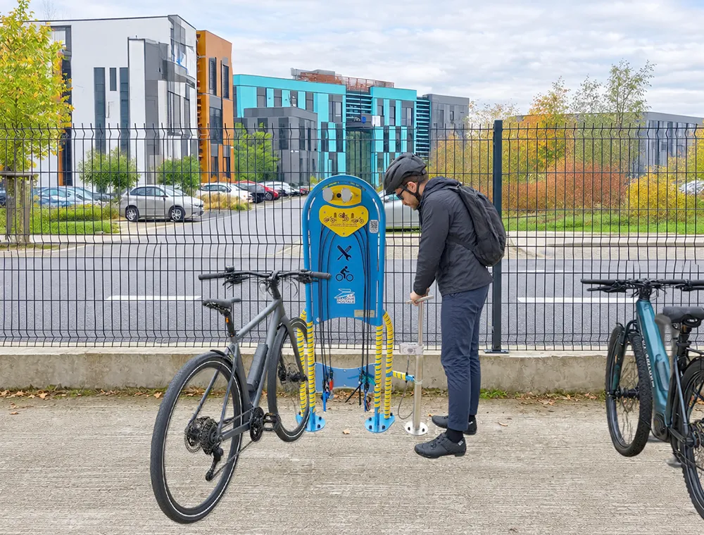 2 stations de réparation vélo IFIX pour La Banque Postale de Olivet (45).