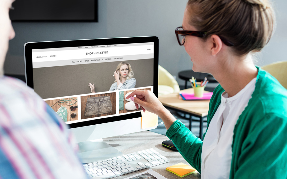 Frau ist überzeugt von professionell gestalteter Website