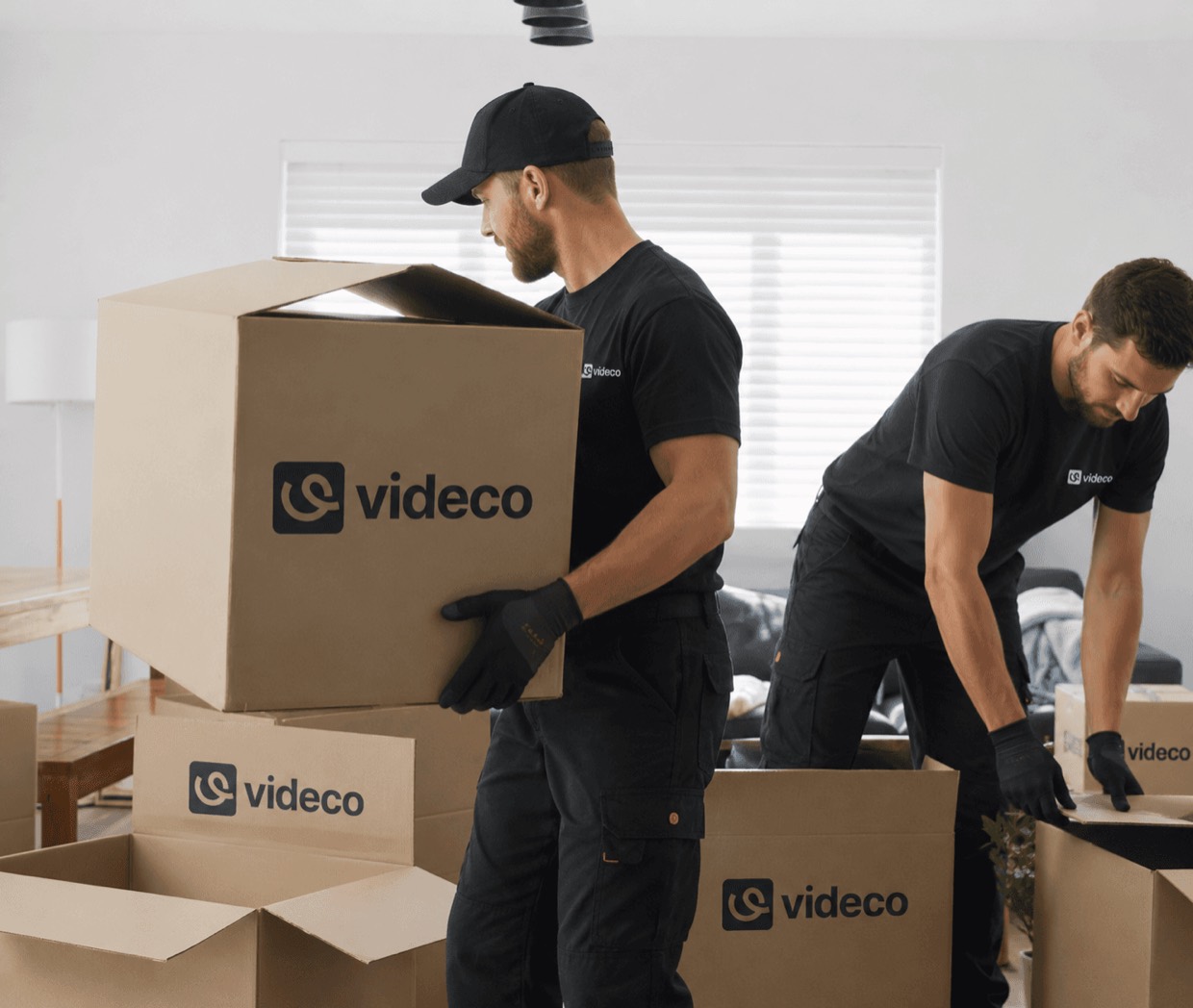 Équipe VIDECO Débarras chargeant des cartons lors d'un débarras de maison en Maine-et-Loire