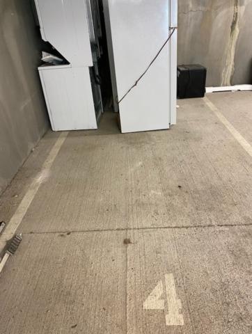 Garage vide et nettoyé après un débarras