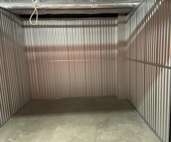 Garage vide et nettoyé après un débarras