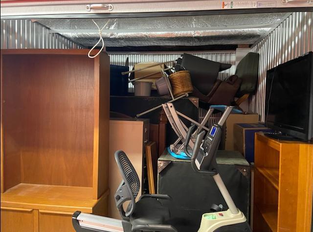 Garage encombré d'objets avant un débarras