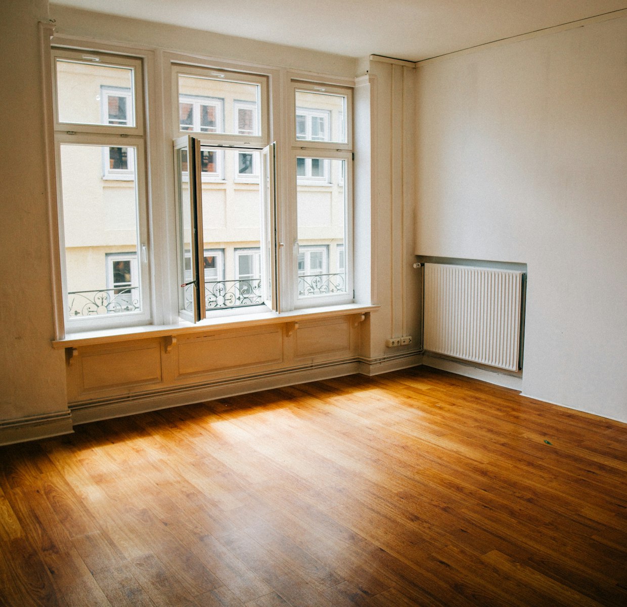 Pièce vide au parquet ancien, après un débarras de maison