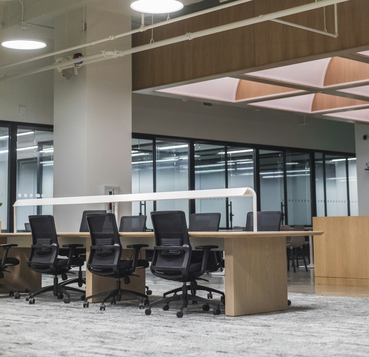 Bureaux en open space avec mobilier professionnel à évacuer