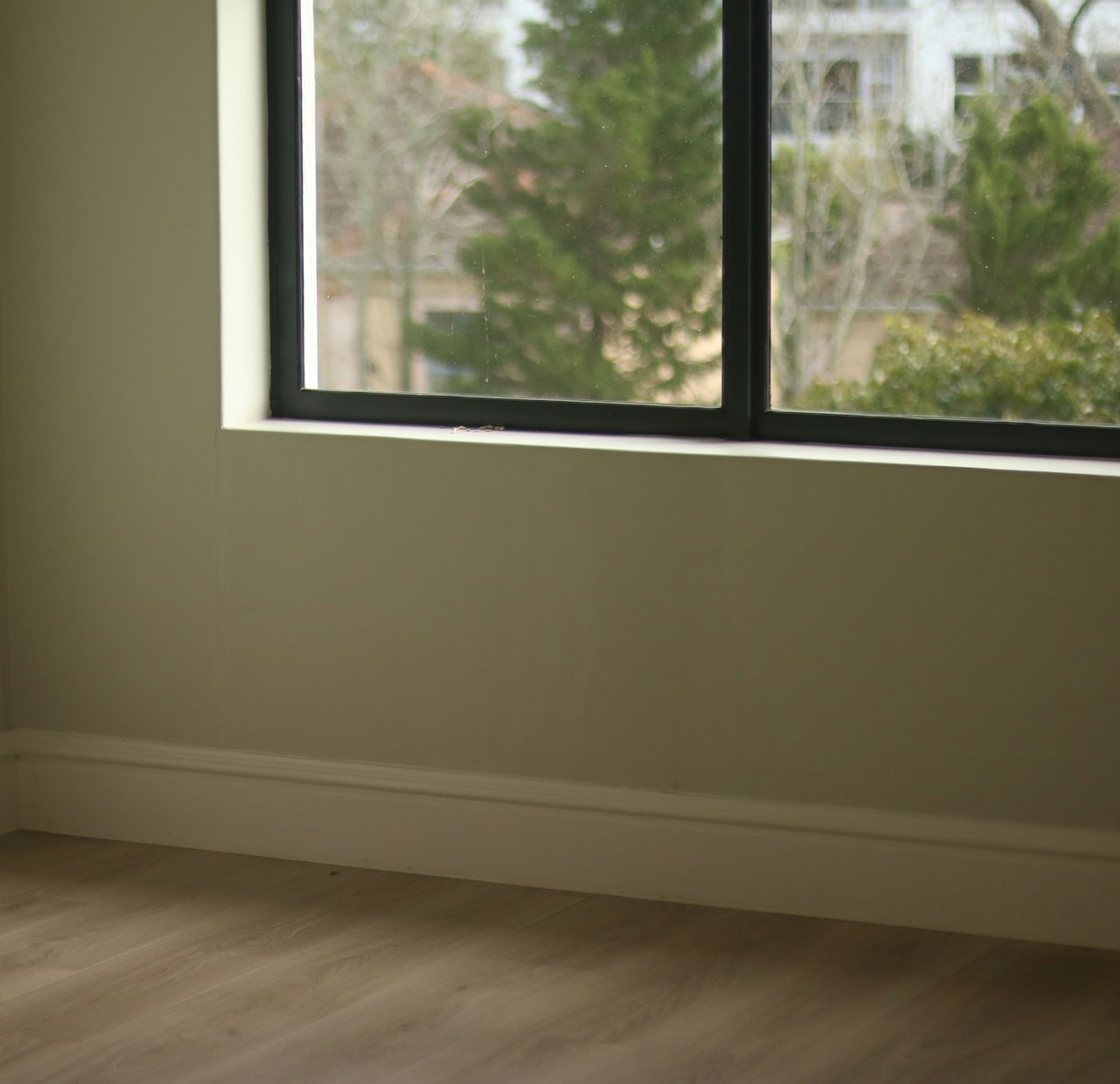 Pièce vide et propre après le débarras et le nettoyage du logement