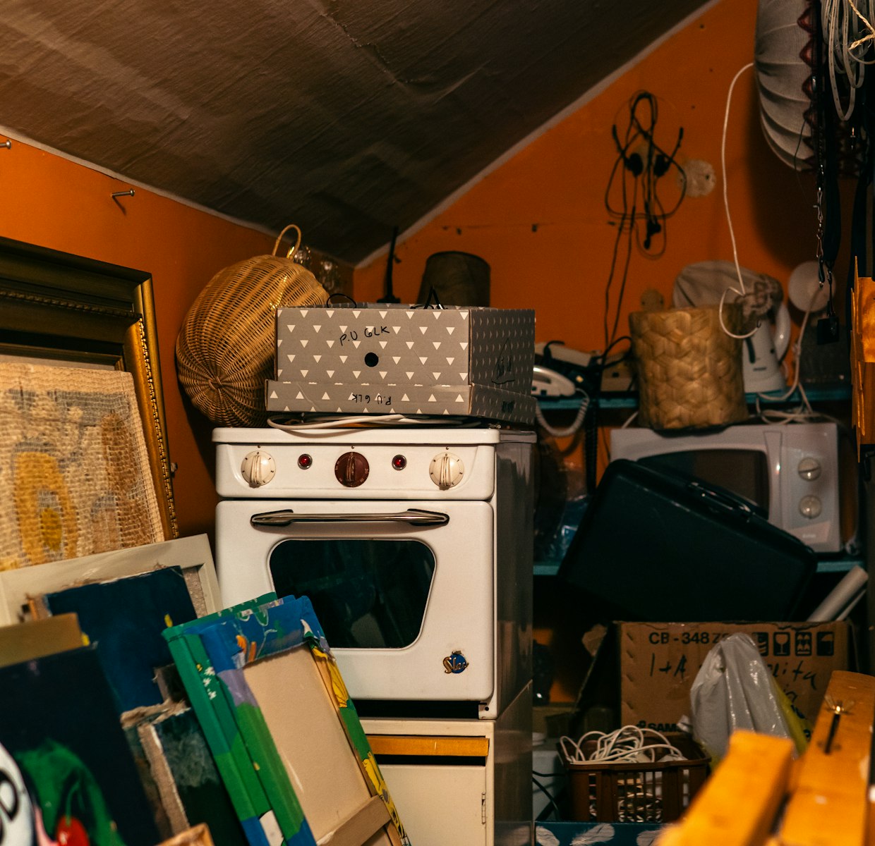Pièce encombrée d'objets accumulés du sol au plafond, typique d'un logement en situation de syndrome de Diogène