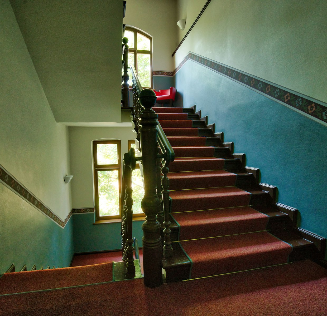 Cage d'escalier d'un immeuble ancien, accès d'un appartement à vider