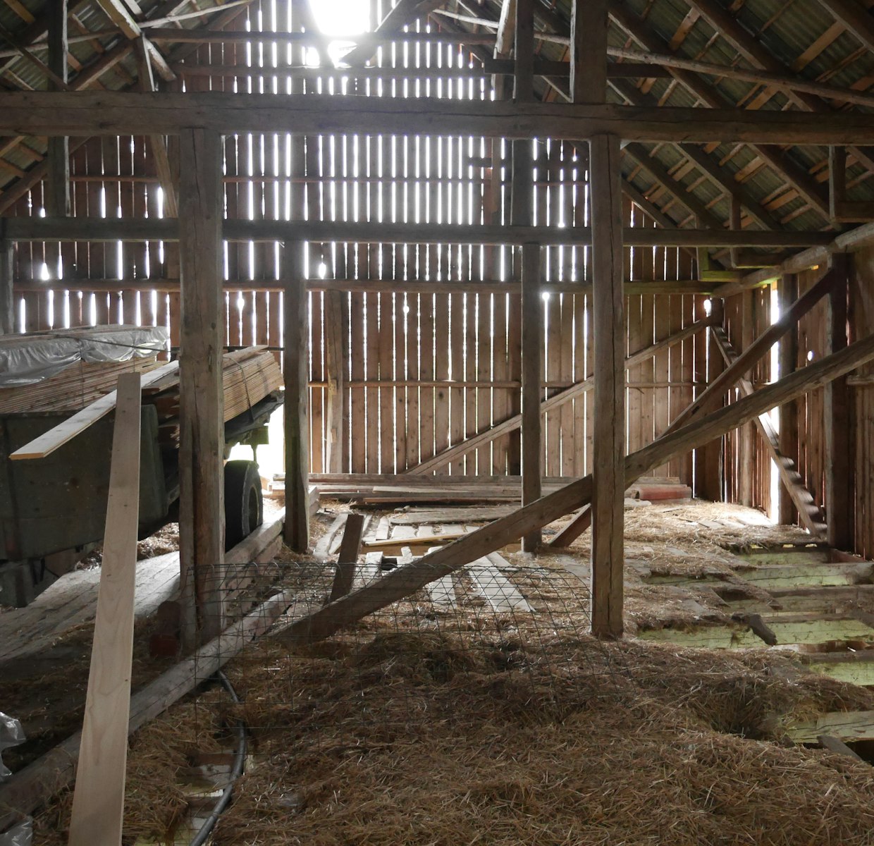 Intérieur d'une grange en bois à débarrasser