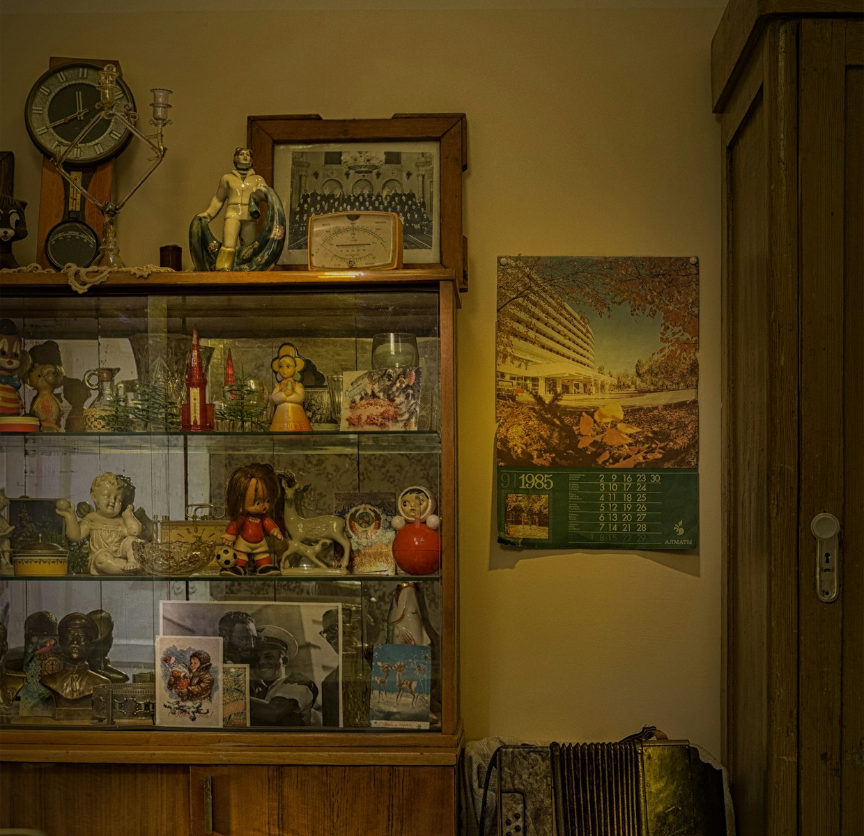 Vitrine et mobilier ancien dans un logement à libérer