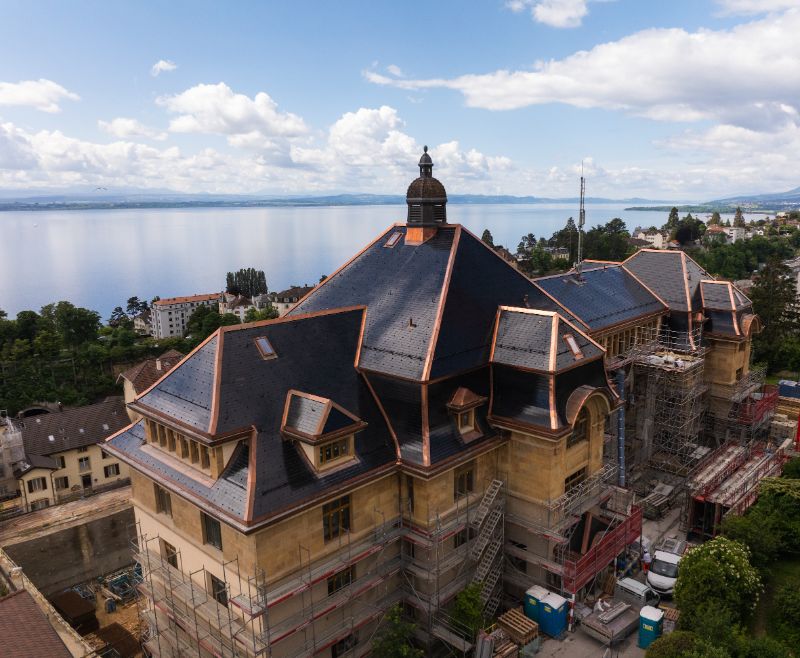 Reference Le Collège des Parcs à Neuchâtel - Du solaire sur un bâtiment classé