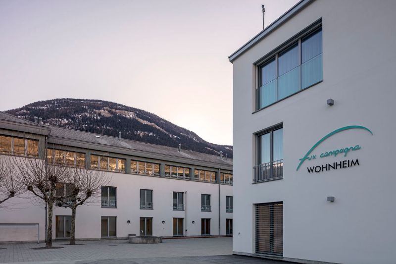 Reference Accessibilité et sécurité grâce aux entraînements de porte automatique GEZE dans la résidence Fux Campagna