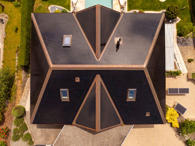 Reference Des tuiles solaires pour les projets complexes