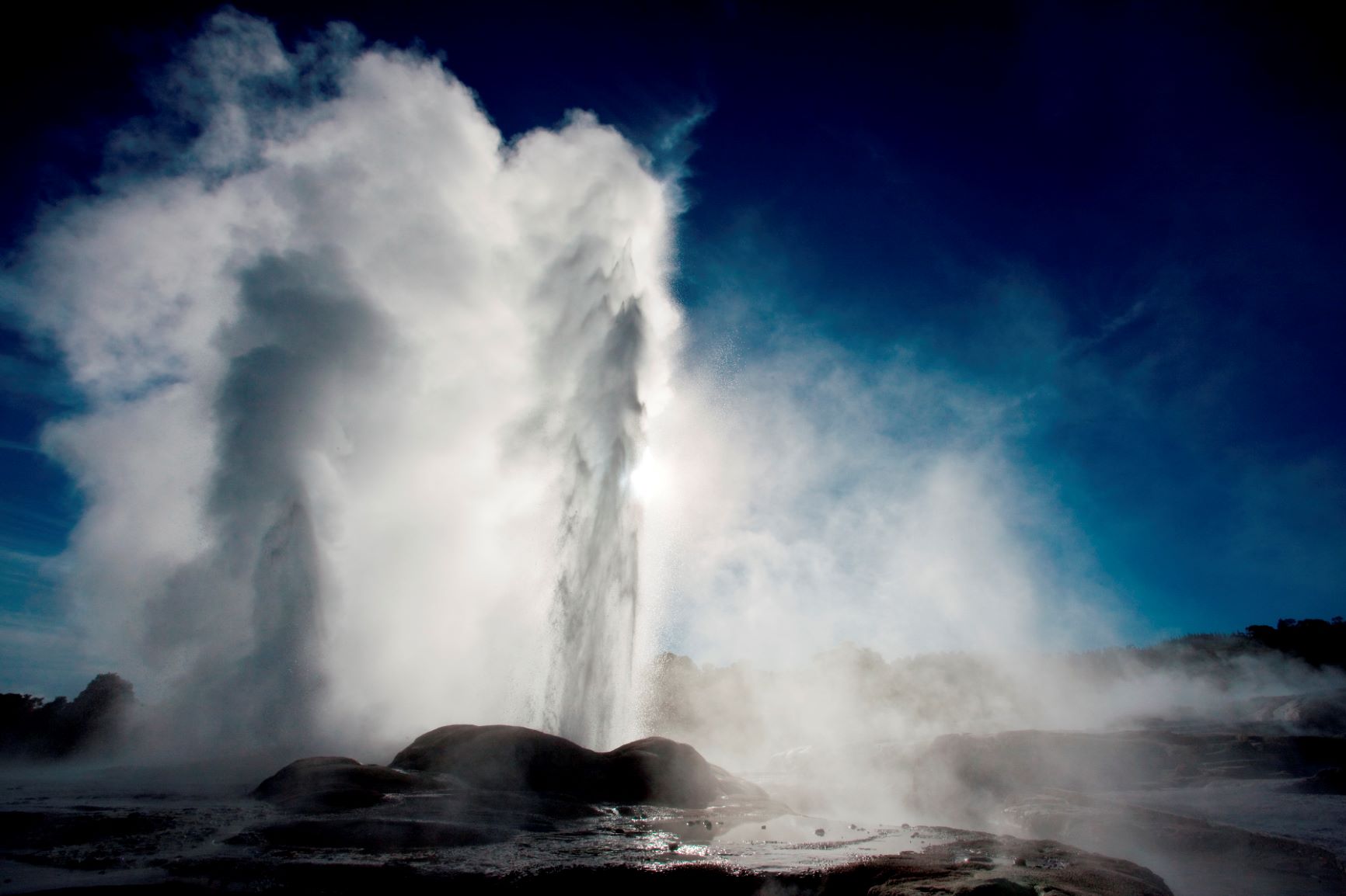 exploding geyser in Rotorua New Zealand