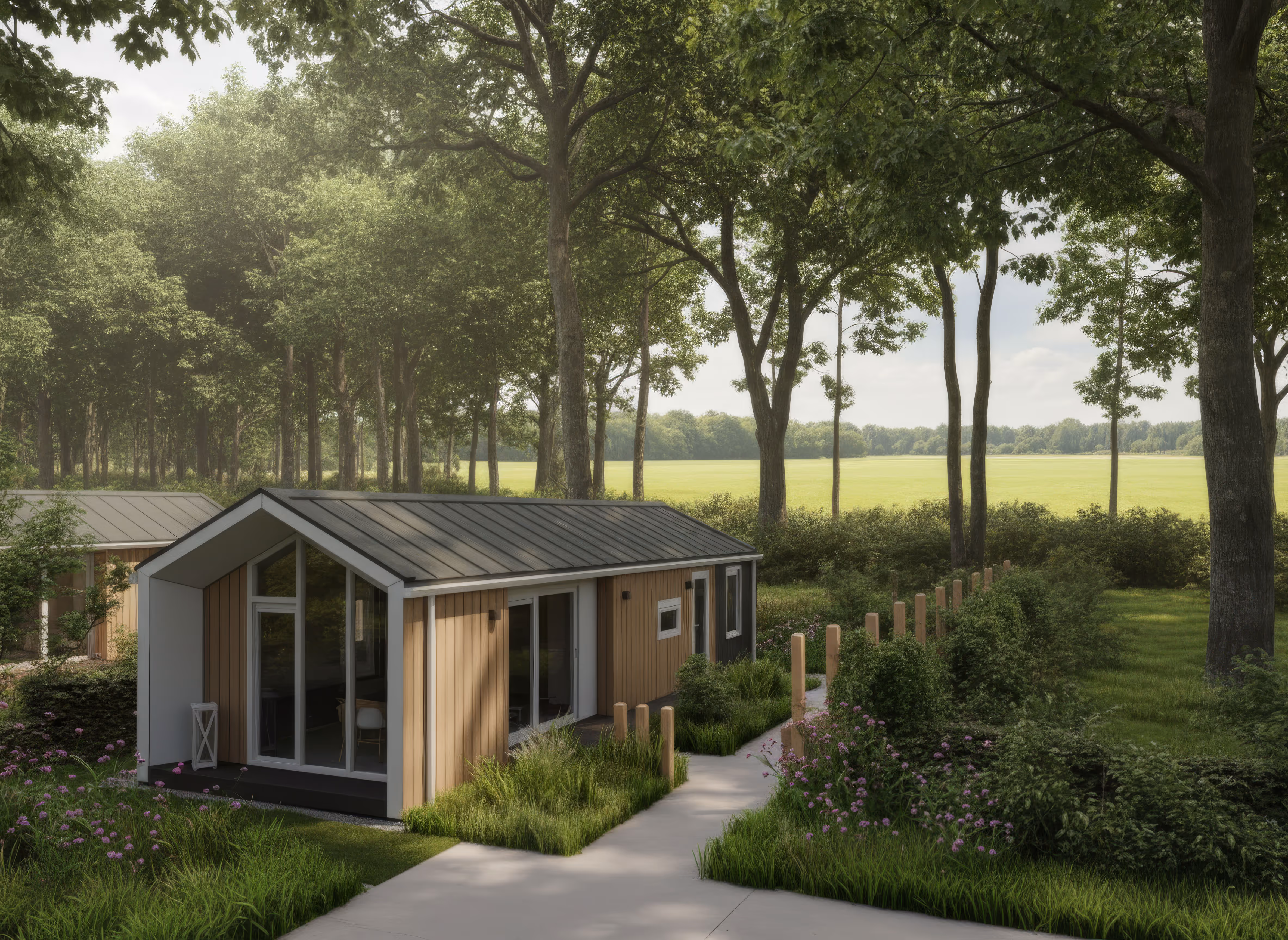 Luxe boslodge met grote ramen omgeven door groen gras, bloemen en bomen in een landelijke omgeving.
