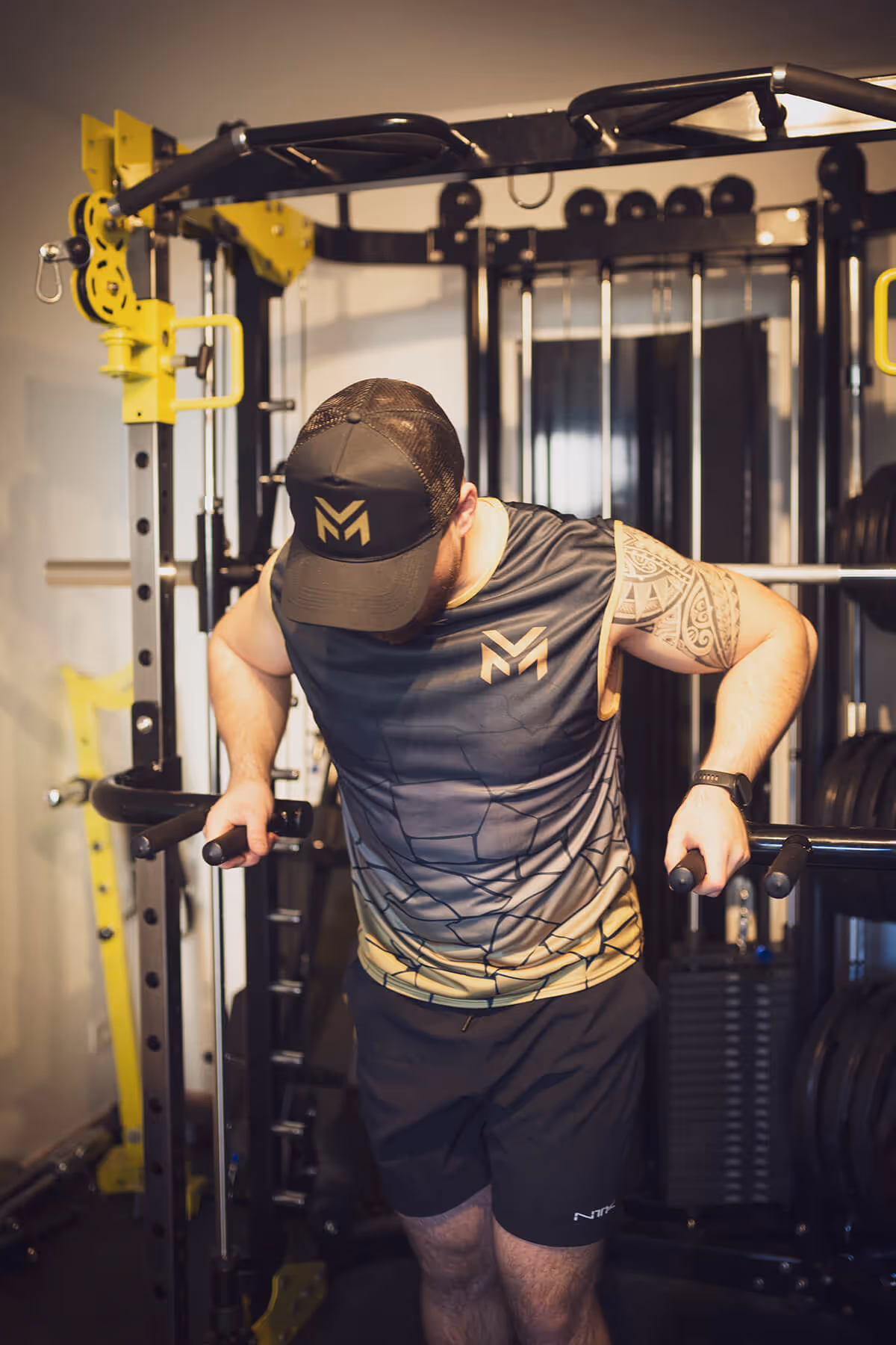 Yoann Mouly en train de faire des dips dans le studio MY COACHING.