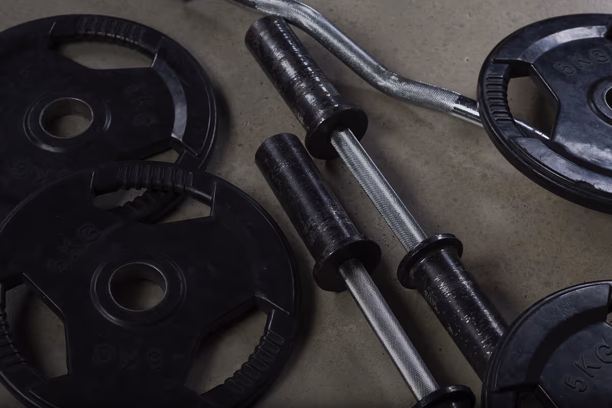 Un ensemble de barres, poids et haltères pour s'entrainer et faire du sport