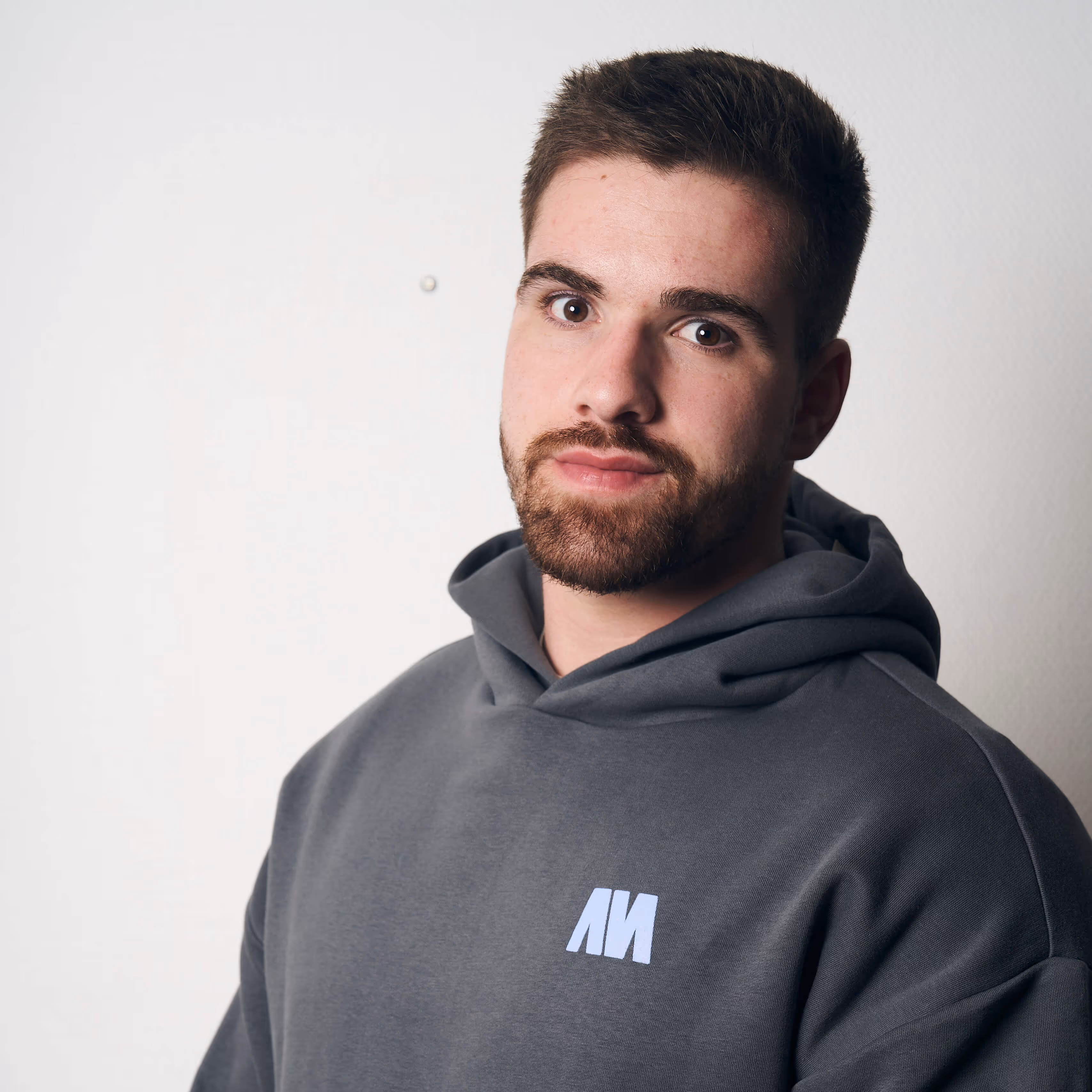portrait de Yoann Mouly avec un sweat shirt My Coaching