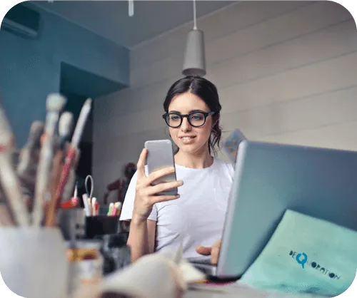 Livarto Teilnehmerin am Handy während Sie eine Direktnachricht Ihres Coaches bekommt.