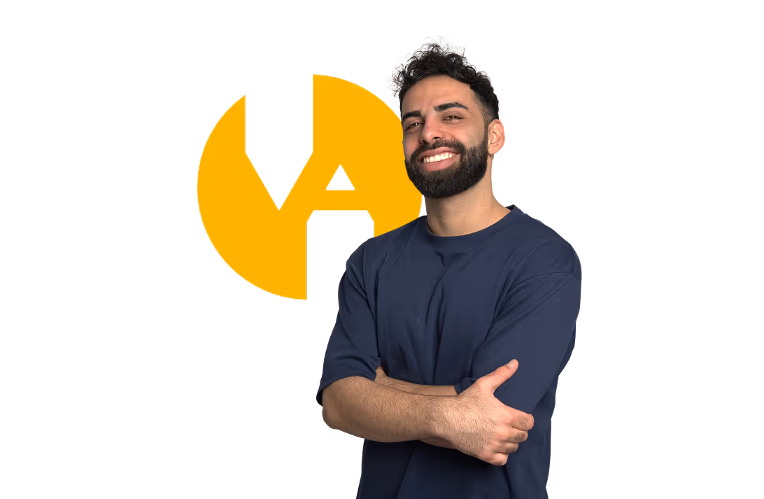 Cepand Yegani, Kunstbundessieger, lächelnd vor dem Livarto Logo stehend.